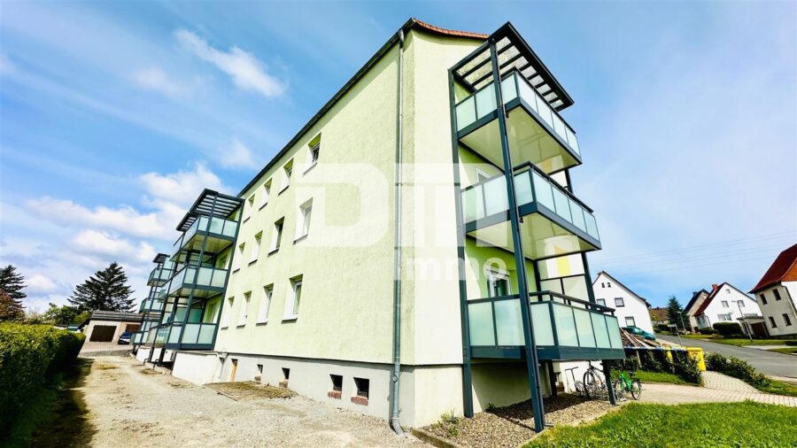 Schöne modernisierte 4 Zimmer Wohnung mit Balkon und Garage in gepflegter Wohnanlage - Seitenansicht